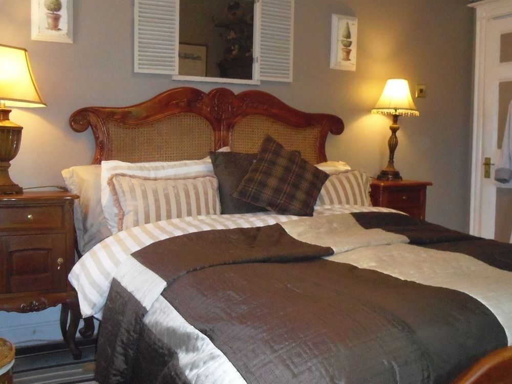 Holly House Bed And Breakfast And Apartments เฮริฟอร์ด ภายนอก รูปภาพ