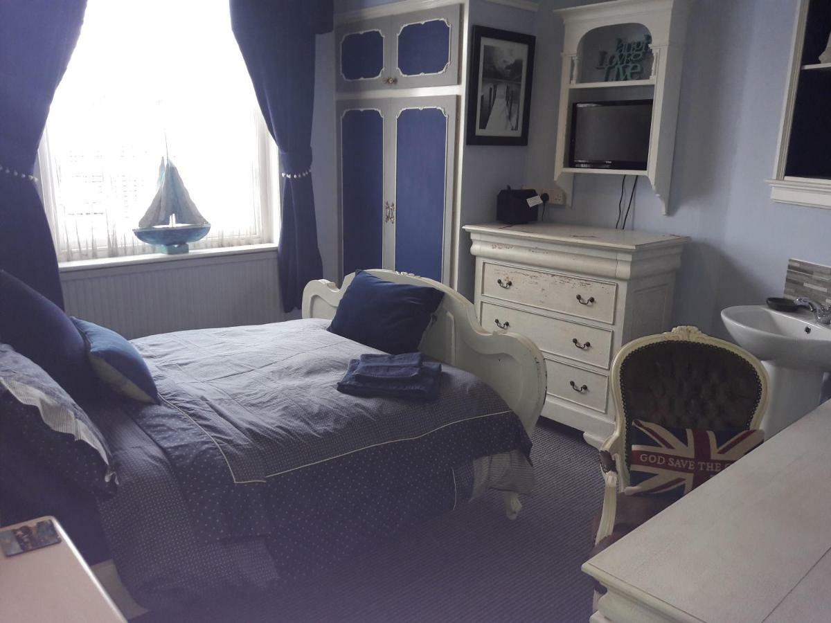 Holly House Bed And Breakfast And Apartments เฮริฟอร์ด ภายนอก รูปภาพ